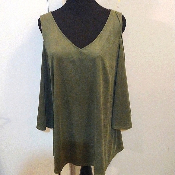 💜5/$25💜XL Suede Cold Shoulder Top. - Picture 3 of 8